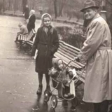 Глазові Леся та Андрійко з батьком 1960 рік