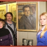 Семья М.С. Лисянского у портрета знаменитого поэта. г. Подорльск январь 2013 г