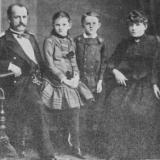 Дружина Ольга Іванівна, донька Оксана та сини Петро й Микола Аркас-молодший (праворуч скраю).