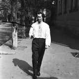 В.Юр'єв йде вулицею (З фондiв галереї  Єлисаветград)