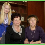 Дочь М. Лисянского Тамара Марковна и правнука поэта Александра с директором музея г. Подольска И.А. Романкевич (в центре)