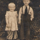 Вiра Марущак з братиком у 4 роки