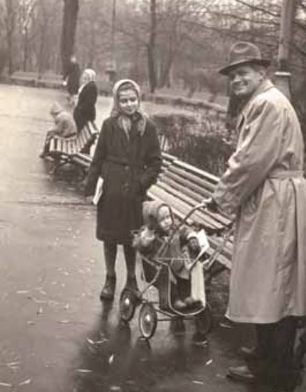 Глазові Леся та Андрійко з батьком 1960 рік