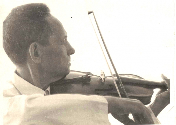 А.М. Топоров играет на скрипке. Николаев. 1961 г.