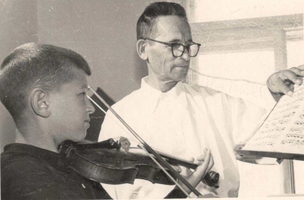 А.М. Топоров учит играть на скрипке внука Владимира. Николаев. 1961 г.