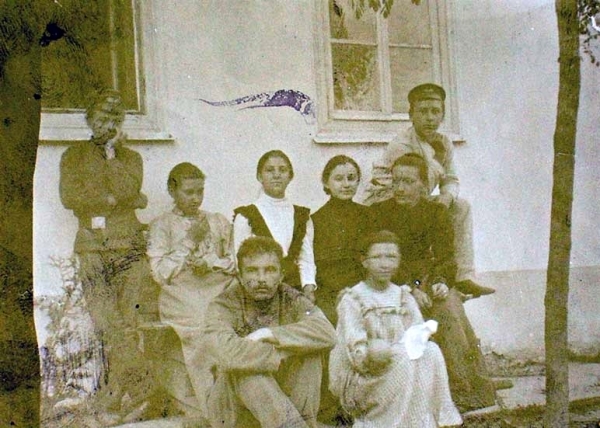 Дніпрова Чайка з дітьми В’ячеславом, Оксаною, Наталкою біля свого будинку в Херсоні