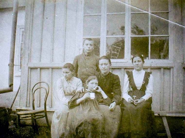Дніпрова Чайка з дітьми. Зліва направо Оксана, Наталка, позаду - В’ячеслав