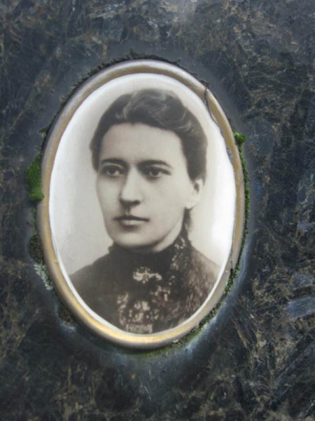 Фото на могилi письменниці на Байковому цвинтарі Києва