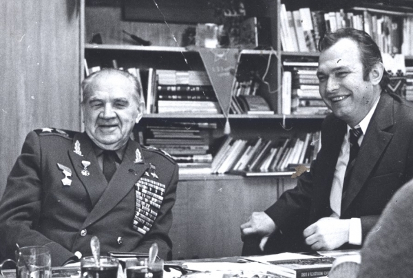 С героем Сталинграда  маршалом В.И. Чуйковым в редакции Молодой гвардии